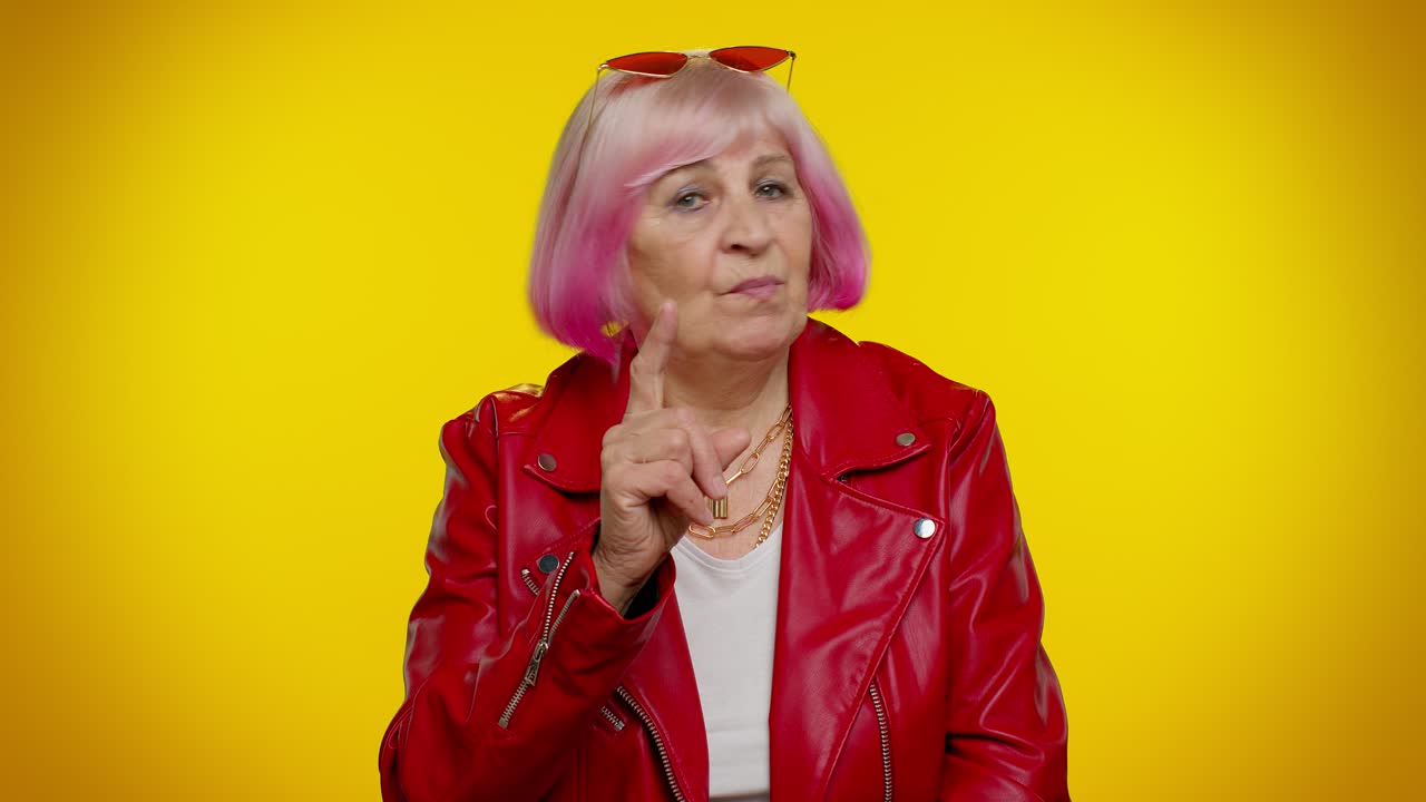 la anciana agita el dedo y dice no, ten cuidado, evita el peligro error, señal de desaprobación