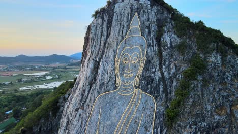 pan de tiro medio aéreo de 4k a la izquierda en la montaña de buda en pattaya al amanecer