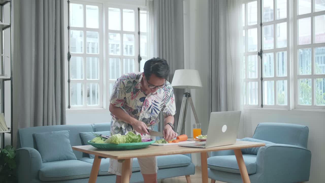 Pria Memasak Online