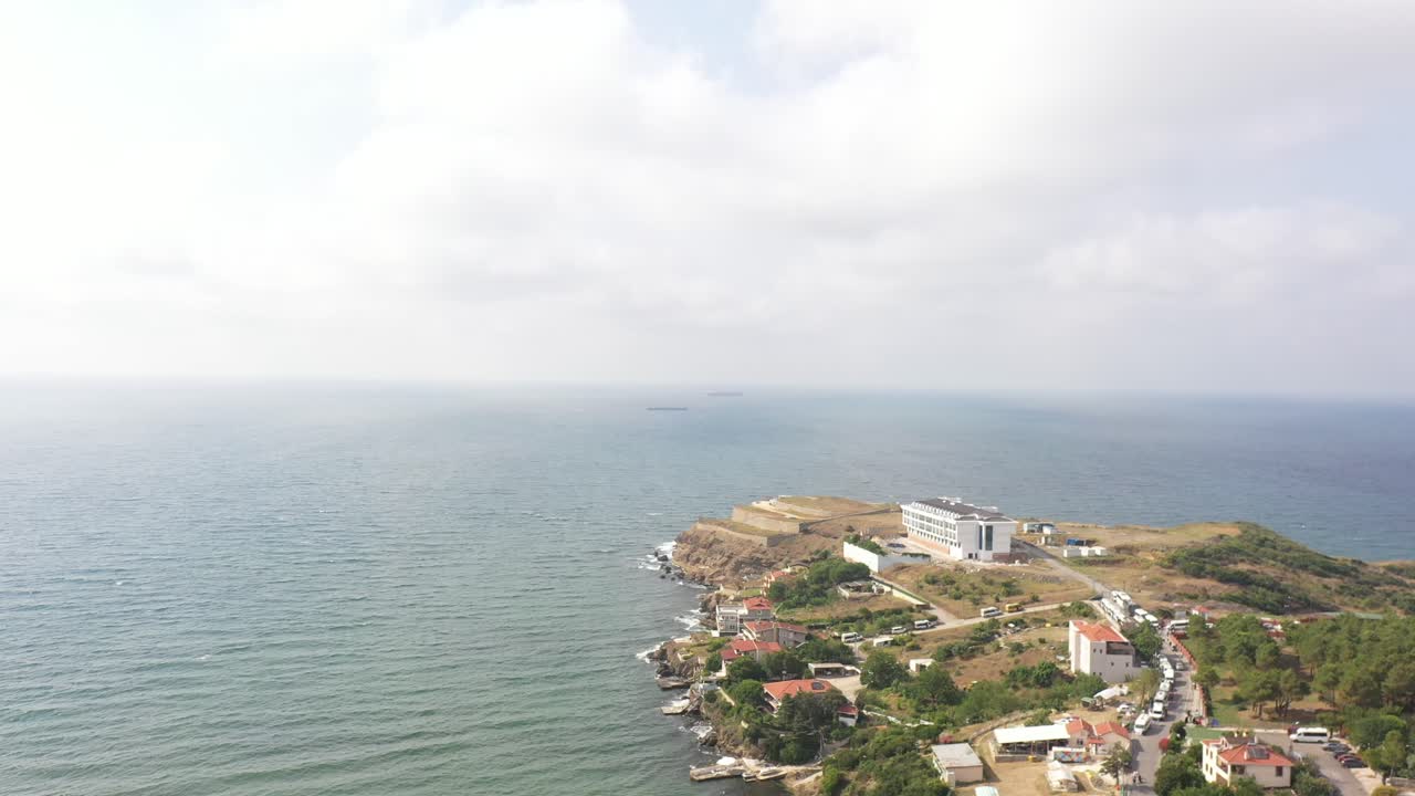 Veduta aerea di una roccia nel mare, città di Riva sulla costa del Mar Nero, lato asiatico di Istanbul, Turchia.