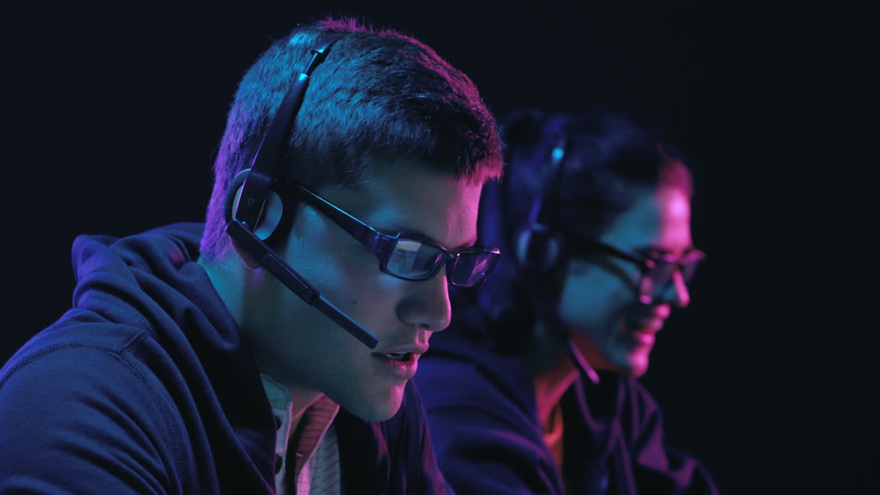 hombre y mujer trabajando en computadoras