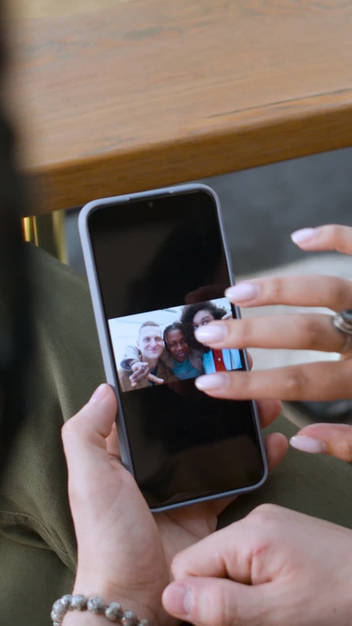 Amici che guardano una foto su uno smartphone