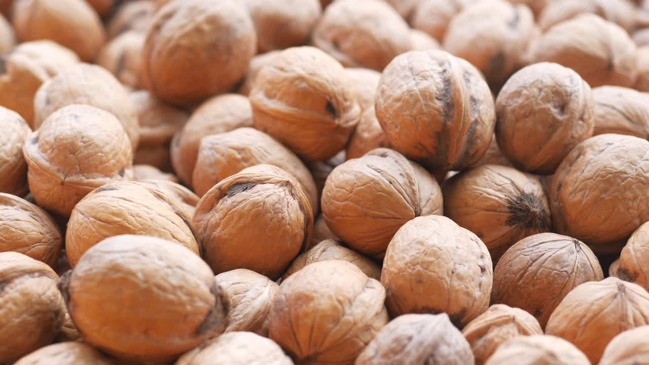 Un primo piano di un mucchio di noci