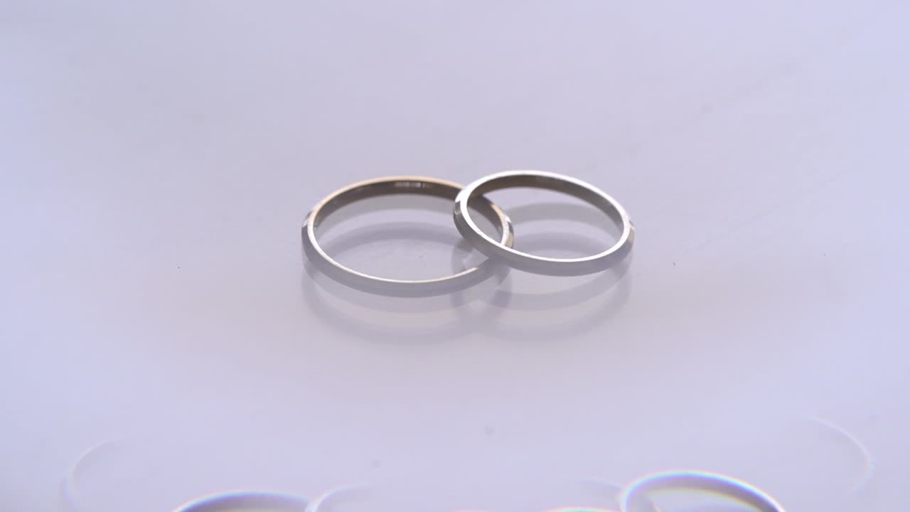 만화경 효과를 만드는 프리즘을 통해 본 결혼 반지