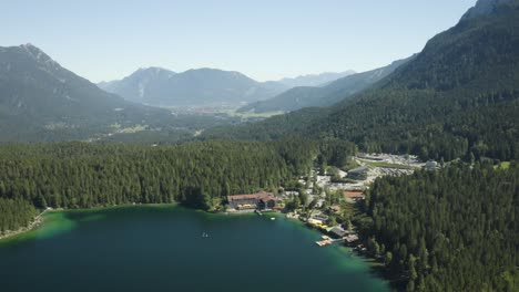 Lago-Eibsee-En-Alemania-Filmado-Por-Drones-En-Un-Día-Soleado