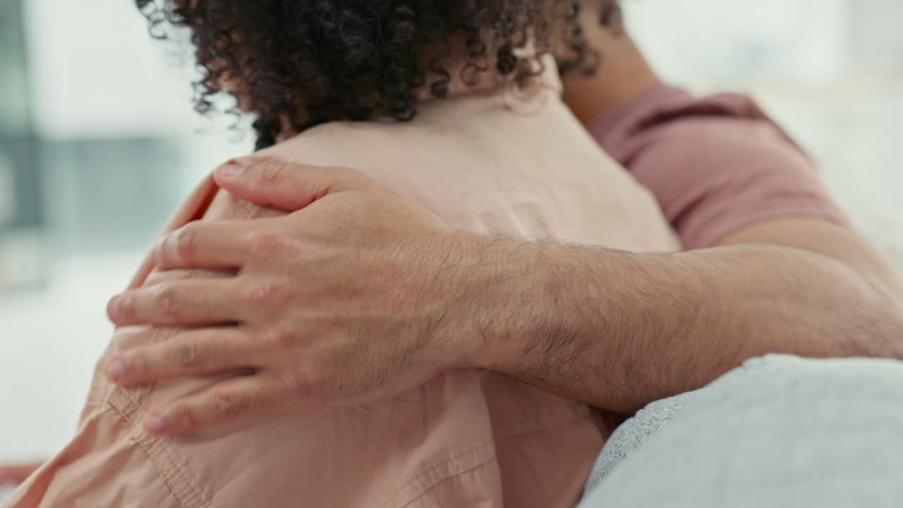 apoyo, cuidado de pareja y abrazo de un hombre con una triste