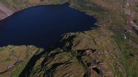lago de montaña en el ártico noruego