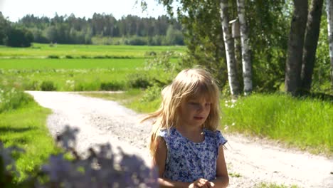 Niña-Que-Atrapó-Una-Mariposa-En-Un-Camino-De-Grava-Durante-El-Verano