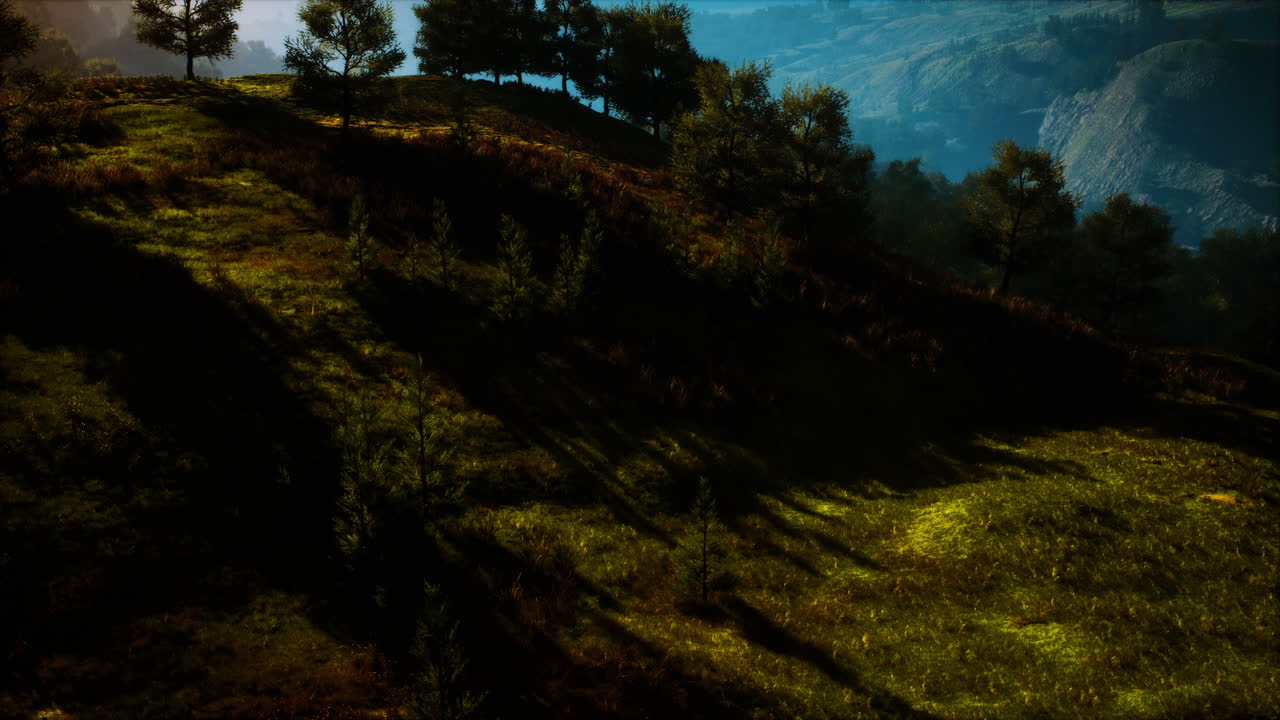 amanecer en las montañas en una mañana brumosa