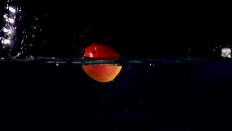 500-fps-Slow-Motion-Reverse-Video-Einer-Roten-Tomate,-Die-Ins-Wasser-Spritzt