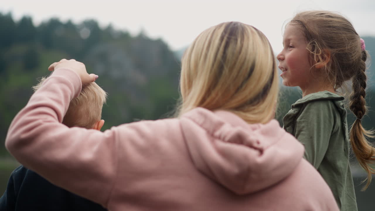 그리고 숲에서 장난스러운 딸과 작은 아들이