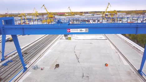 instalación portuaria industrial con grúa de pórtico y vías ferroviarias