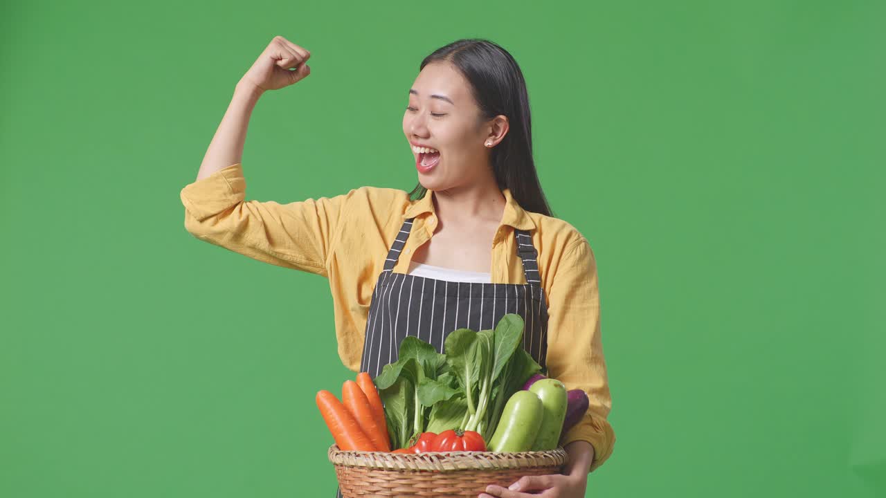 신선 한 채소 바구니 를 들고 있는 여자