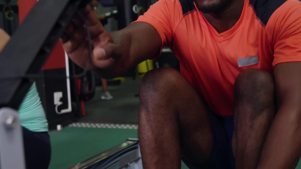 hacer ejercicio en un gimnasio