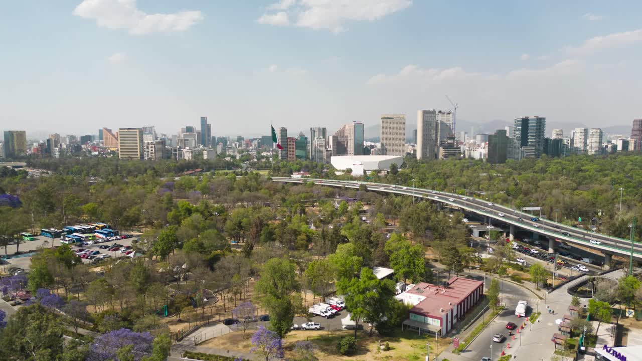 hiperlapso aéreo chapultepec, bandera mexicana, polanco y tráfico ciudad de méxico