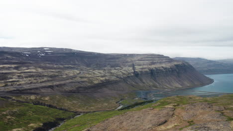 Langsamer-Schwenk-Der-Herrlichen-Schlucht-In-Der-Isländischen-Westfjordregion