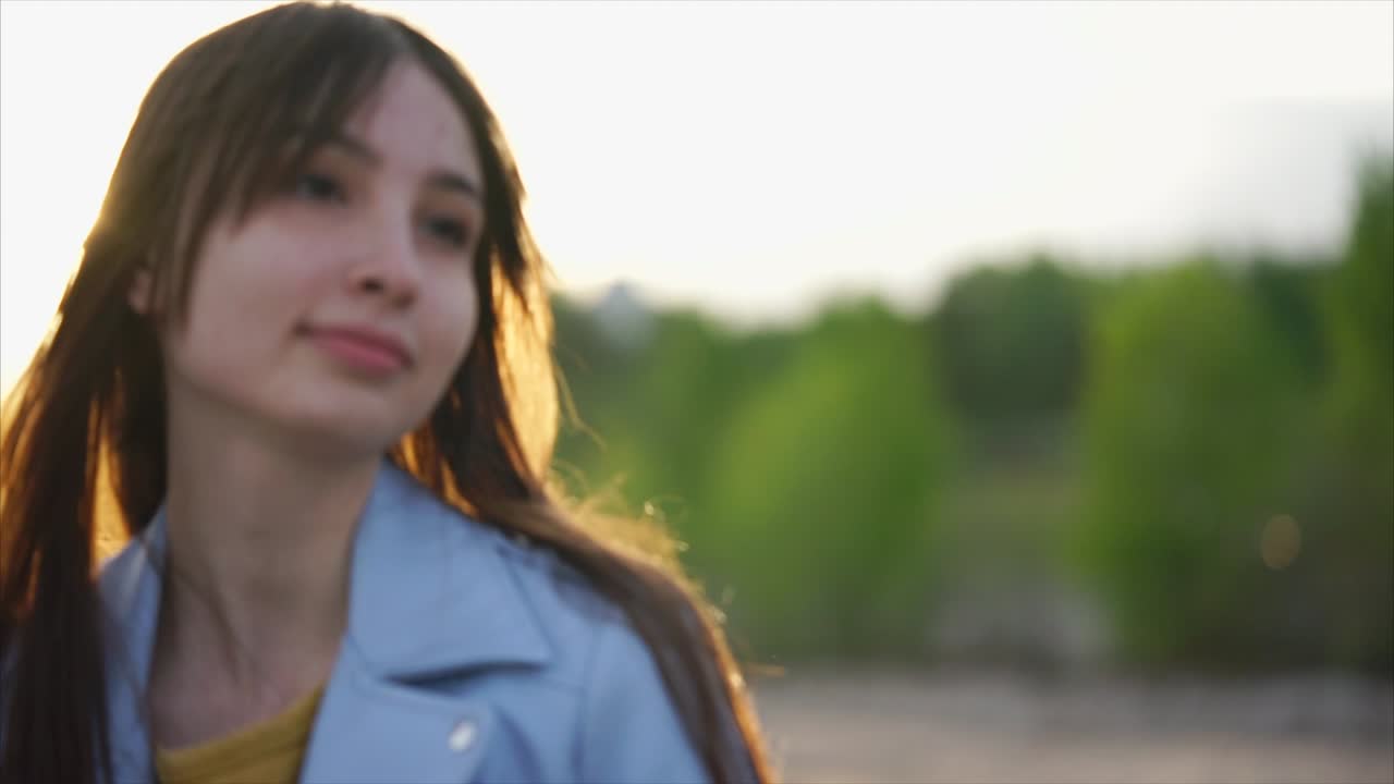 mujer al atardecer junto al lago