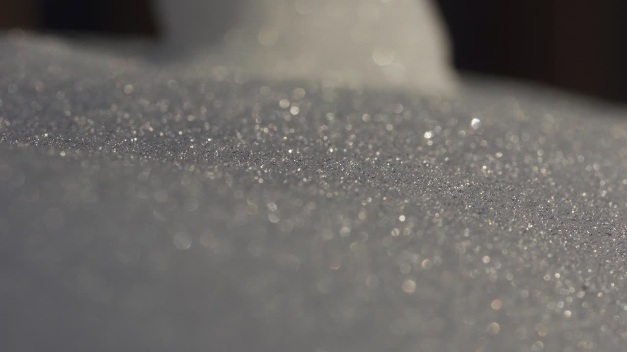 foto macro de hielo y nieve brillando en el frío día de invierno bajo la luz del sol