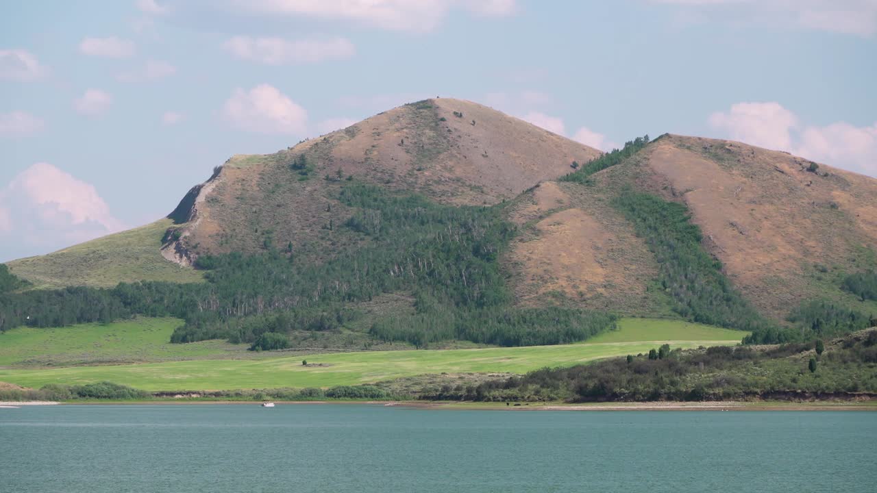 лодка плывет по водохранилищу блэкфут в округе карибу штата айдахо в ленивый летний день