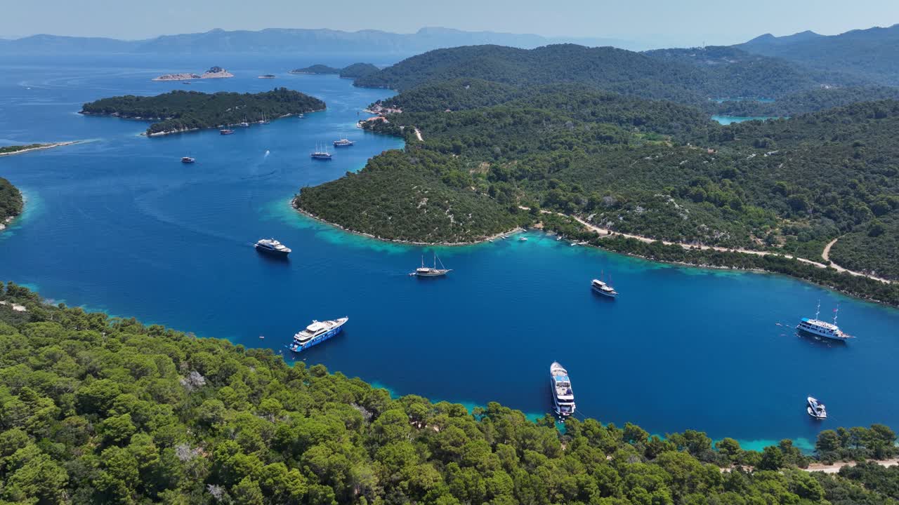 Yacht di lusso ancorati in una baia tranquilla sull'isola verde di Mljet, Croazia