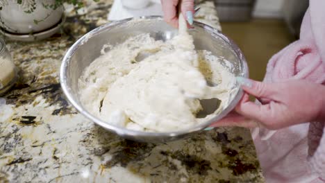 mescolando gli albumi sbattuti nell'impasto crudo per fare gli aebleskiver danesi - serie aebleskiver