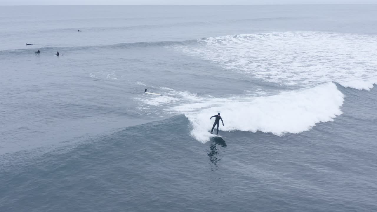 서퍼, 공중과 함께 아이슬란드의 얼어붙은 바다에서 쉽게 가는 파도