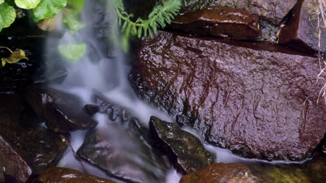 Zeitraffer-Und-Langzeitbelichtung-Eines-Kleinen-Wasserfalls-Und-Süßwasserteiches