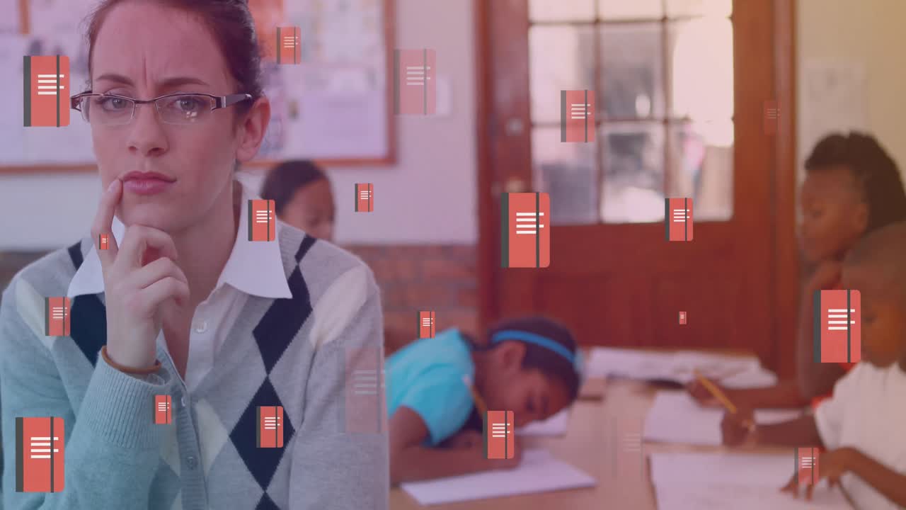 animación de iconos de cuadernos sobre una maestra caucásica con escolares diversos en el aula