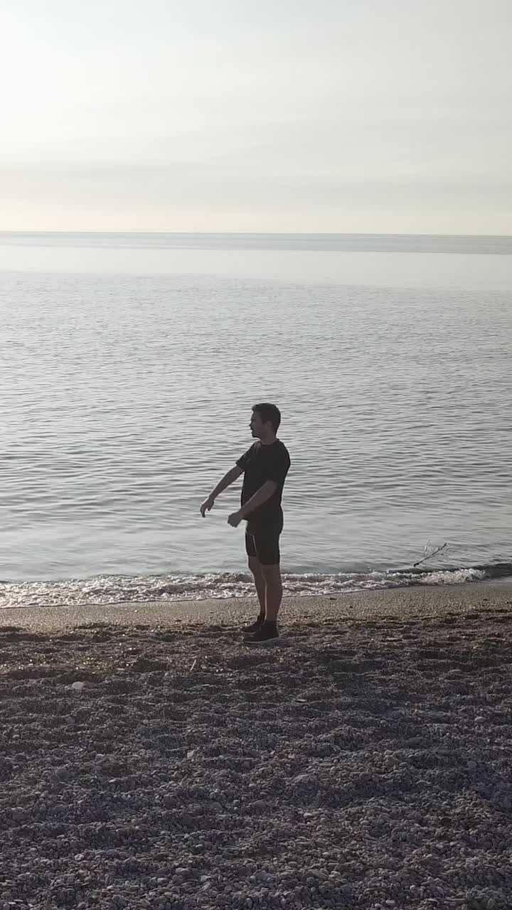 hombre estirándose en la playa