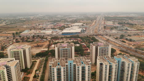 Frente-Viajero,-Drone,-Centralidad-De-Zango,-Luanda,-Angola,-áfrica,-Contrastes-Sociales,-Duras-Realidades-De-Hoy,-Al-Fondo-La-Autopista,-Avenida-Fidel-Castro