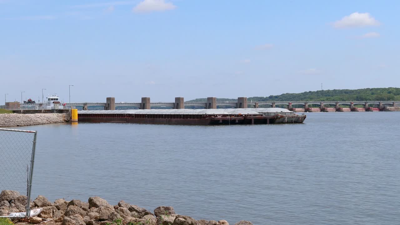 자물쇠를 통해 천천히 움직이는 바지선 아니오