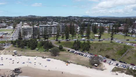 Vista-Aérea-De-Una-Ciudad-Costera-Australiana-Que-Muestra-Una-Hermosa-Playa-De-Arena.