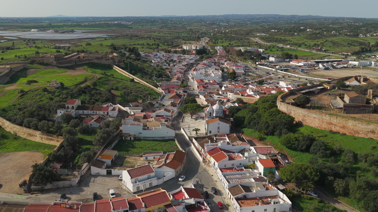 Vista aérea da vila histórica de Castro Marim com muros de fortificação