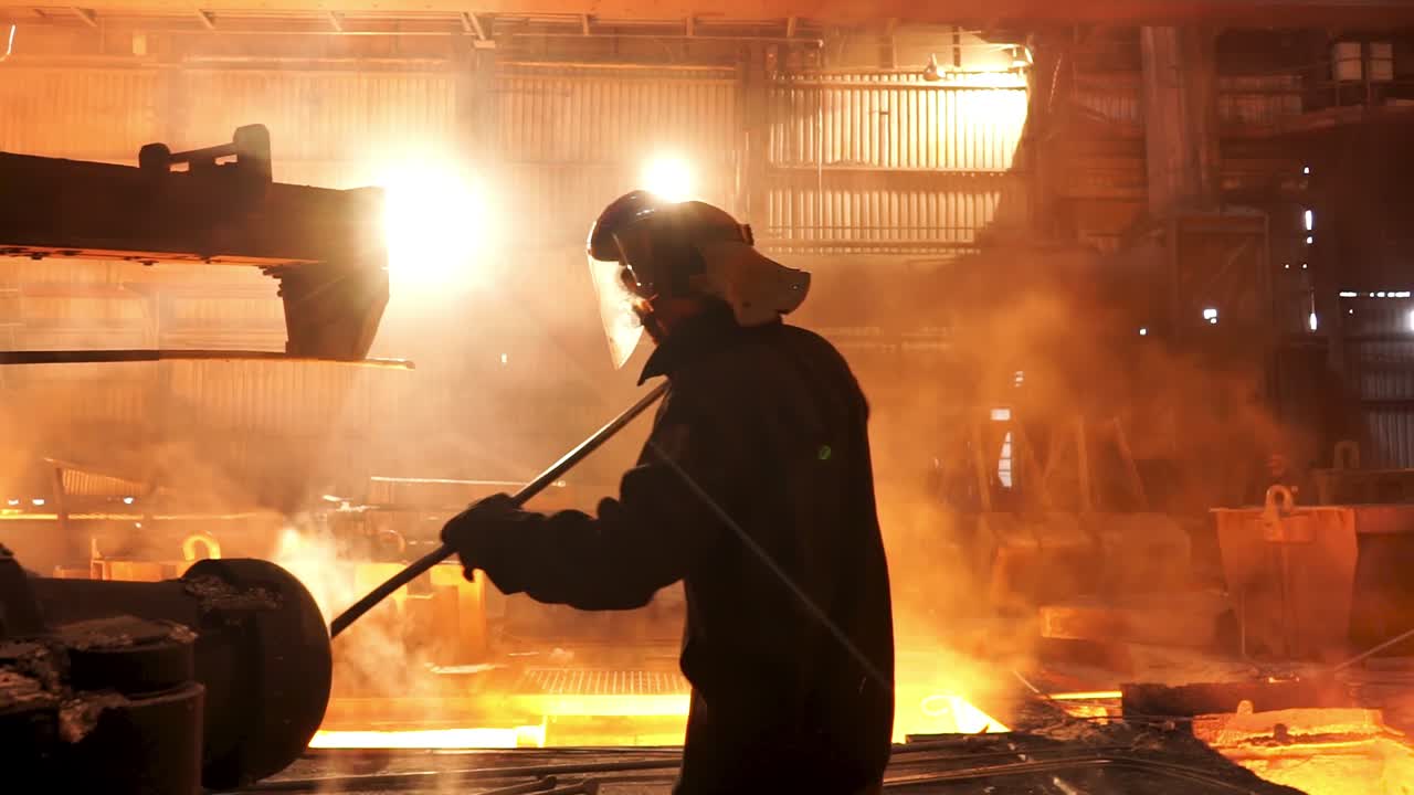 рабочий сталелитейного завода