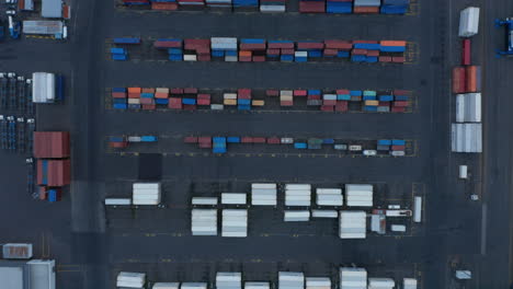 Blick-Von-Oben-Auf-Viele-Container,-Die-Im-Sundahofn-Frachthafen-Im-Osten-Von-Reykjavik-Gelagert-Sind.-Draufsicht-Auf-Kommerzielle-Internationale-Logistikcontainer-Voller-Waren,-Die-Zur-Auslieferung-Bereit-Sind