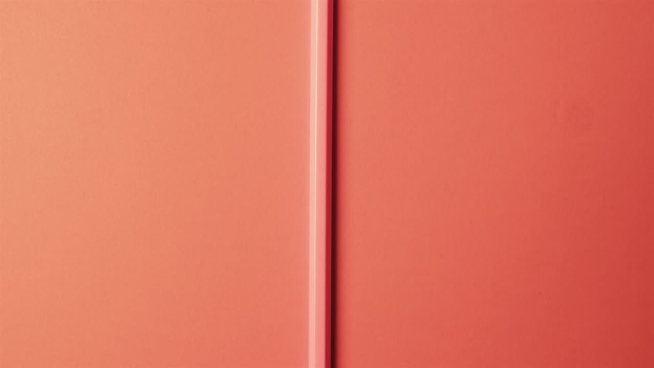 близкое изображение красного карандаша с копировальным пространством на красном фоне