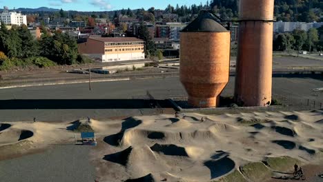 Kulshan-Trackside-Beer-Garden-And-The-Townscape-Of-Bellingham-In-Washington,-USA