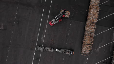 trabajo duro americano bosque madera montacargas conductor de camión pilling madera árbol árboles corte cortar ikea industria del mueble sierra de cadena aserrado plantación aéreo zumbido arriba cielo lluvioso economía negocio