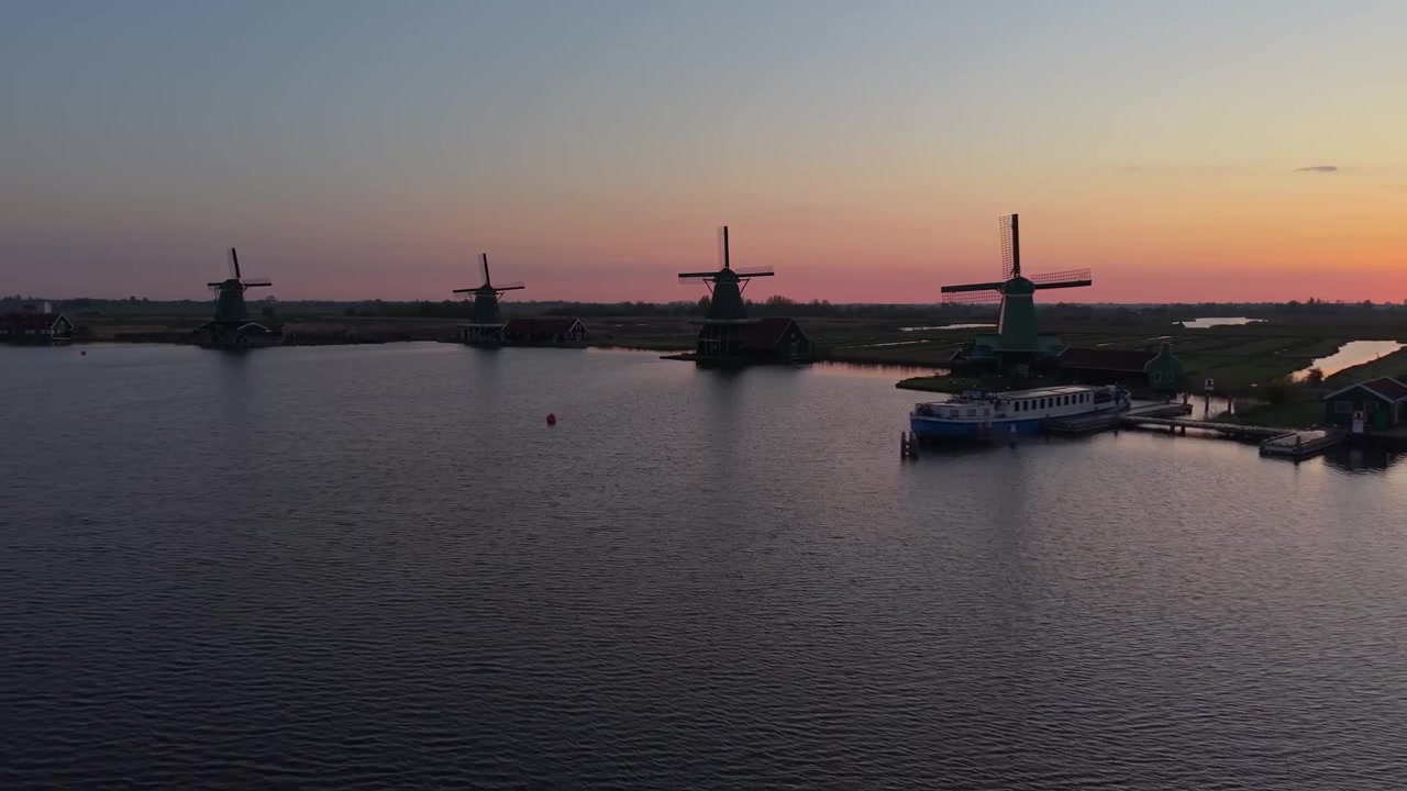 Geweldige dronevideo van de windmolens bij zonsopgang in Nederland