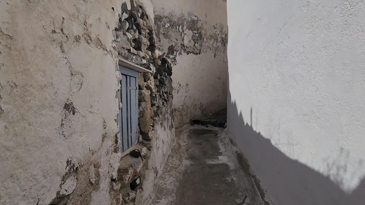 pov caminando por un pequeño callejón en grecia