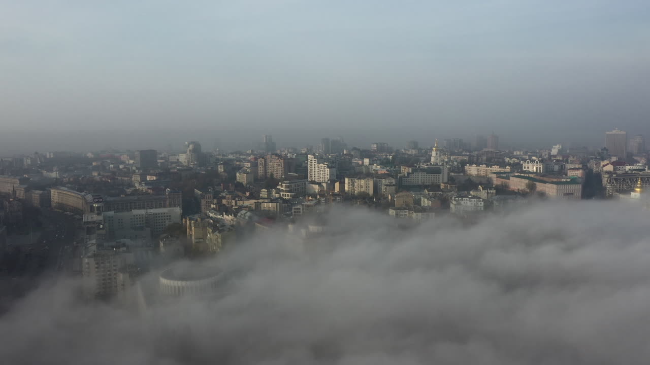 안개로 뒤인 도시