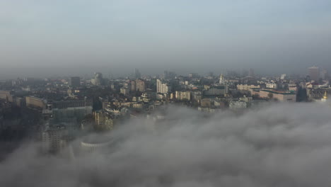 ciudad cubierta de niebla