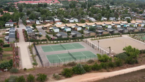 Toma-Aérea-De-Camping-Frente-A-La-Playa-Con-Cancha-De-Tenis-Francia