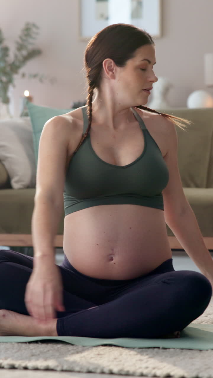 mujer embarazada haciendo yoga en casa