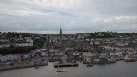 Vista-Aérea-De-La-Catedral-De-San-Colmán-En-Cobh-Y-El-Puerto-Desde-Lejos