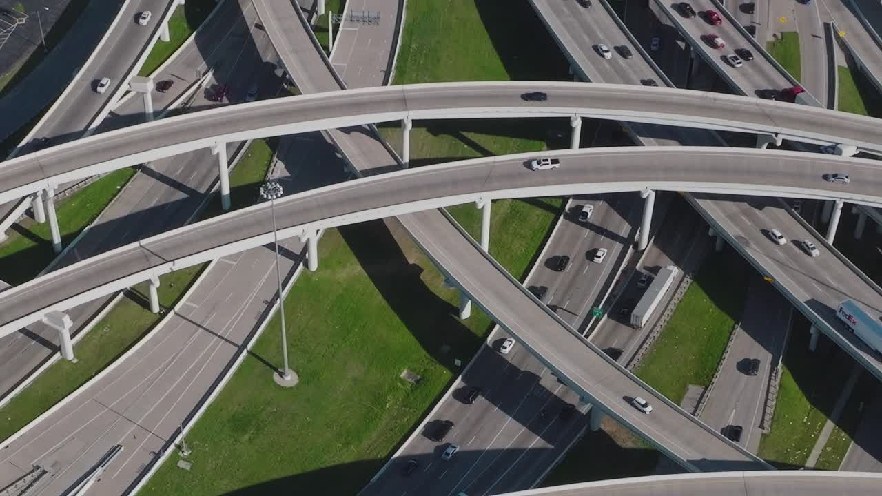 Downtown Dallas highways show busy traffic movement in Texas
