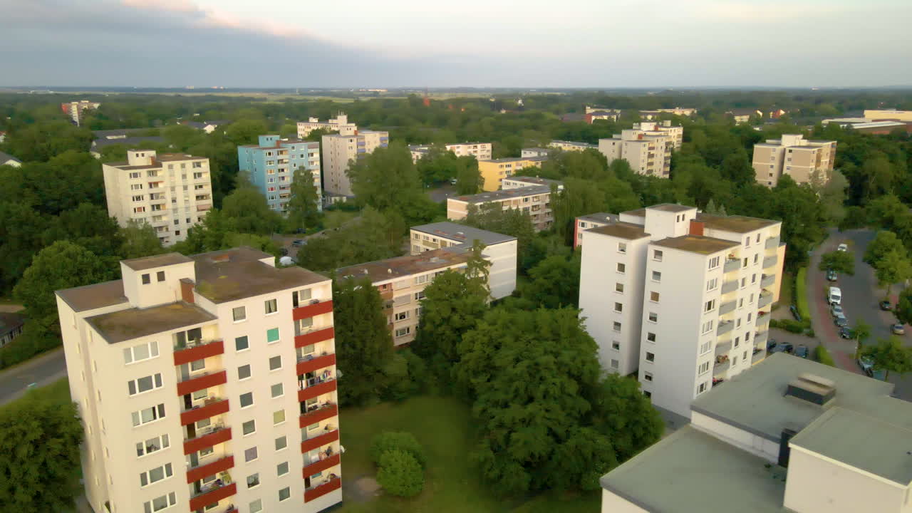 vista aérea de edificios residenciales en el distrito de huchting de bremen, alemania durante el día
