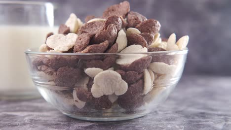 chocolate y cereal sencillo en un tazón de vidrio