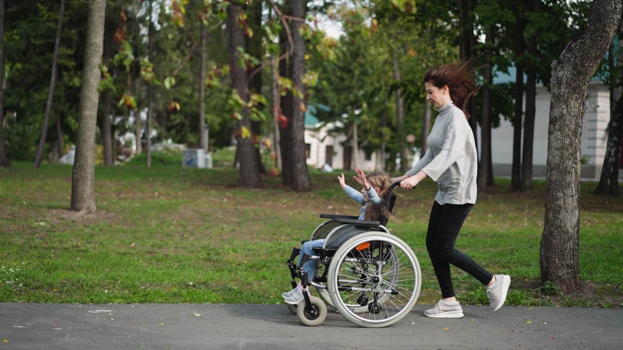 madre y hija alegres se divierten en el parque de la ciudad de primavera