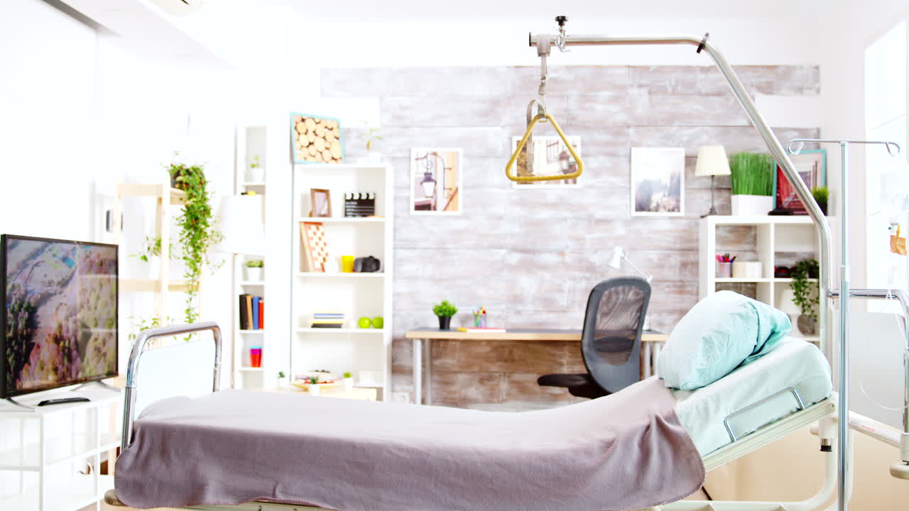 노인 요양원 에서 발바닥 의 도움 으로 고 있는 노인 장애인